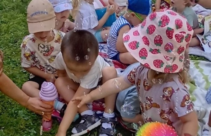 Piknik i zabawy w ogrodzie Misiów