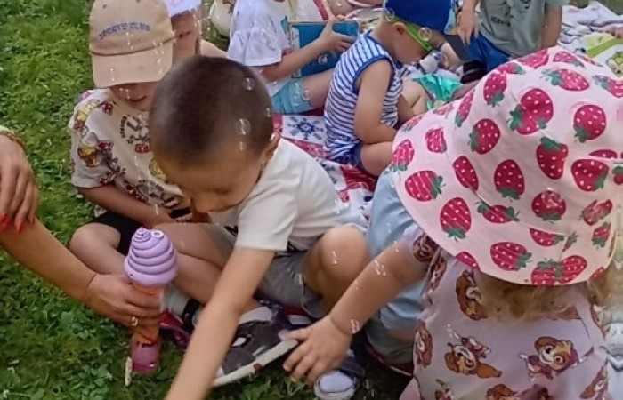 Piknik i zabawy w ogrodzie Misiów