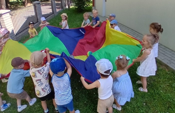 Piknik i zabawy w ogrodzie Misiów