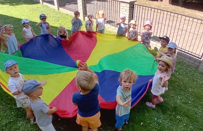 Piknik i zabawy w ogrodzie Misiów