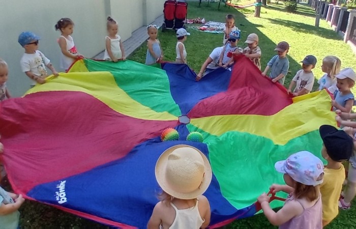 Piknik i zabawy w ogrodzie Misiów