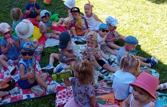 Piknik i zabawy w ogrodzie Misiów