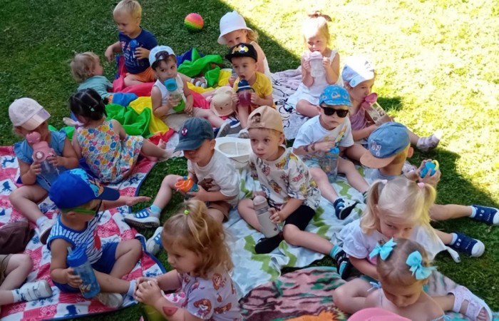 Piknik i zabawy w ogrodzie Misiów
