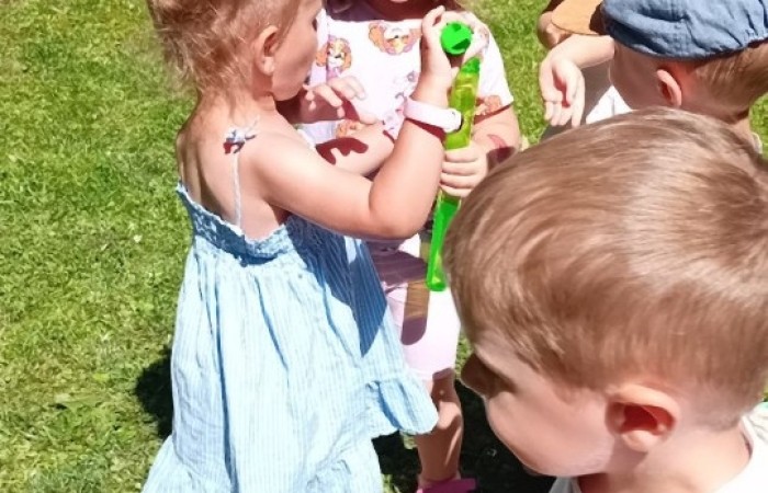 Piknik i zabawy w ogrodzie Misiów