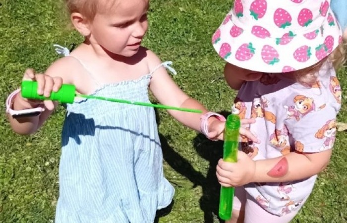 Piknik i zabawy w ogrodzie Misiów