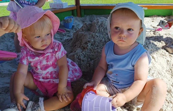 Krasnale na placu zabaw