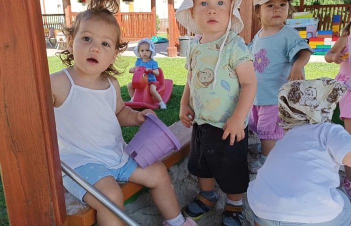 Krasnale na placu zabaw