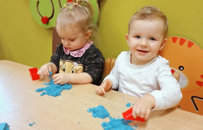 Żabki - zabawy piaskiem kinetycznym