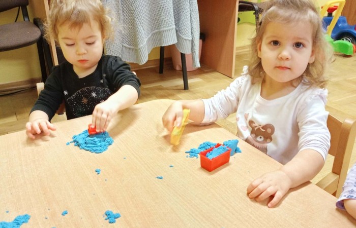 Żabki - zabawy piaskiem kinetycznym