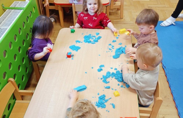 Żabki - zabawy piaskiem kinetycznym
