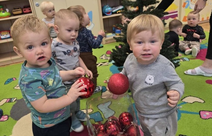 Wspólne ubieranie choinki