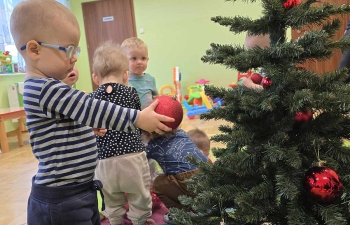Wspólne ubieranie choinki