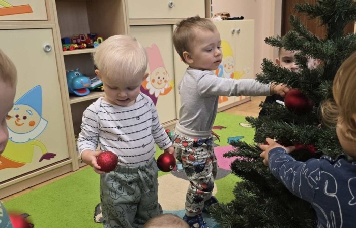 Wspólne ubieranie choinki