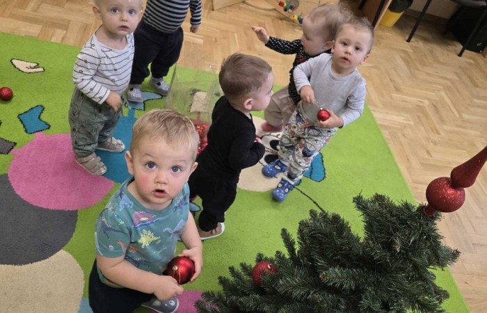 Wspólne ubieranie choinki