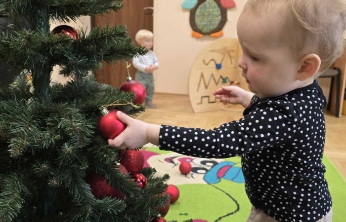 Wspólne ubieranie choinki