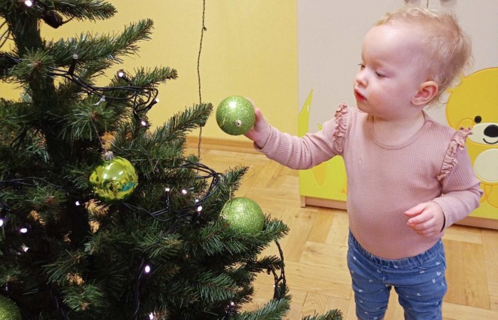 Wspólne ubieranie choinki
