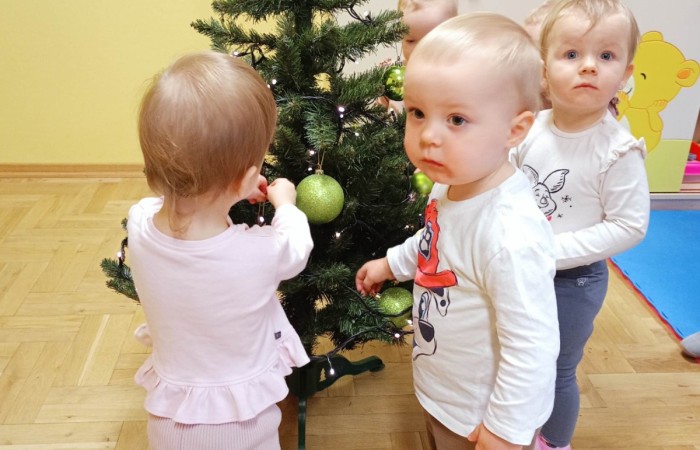 Wspólne ubieranie choinki