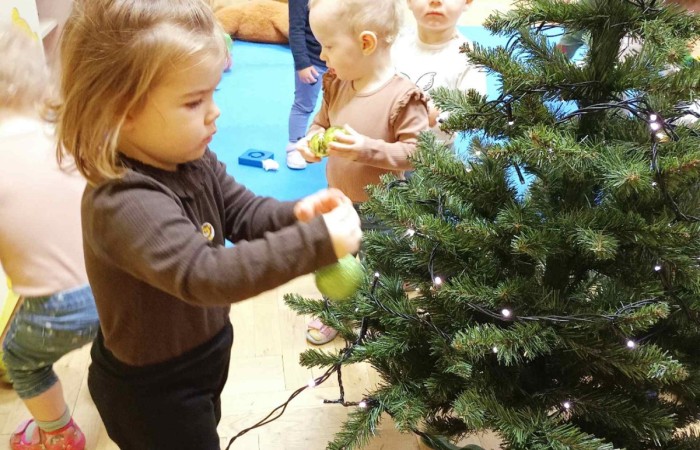 Wspólne ubieranie choinki