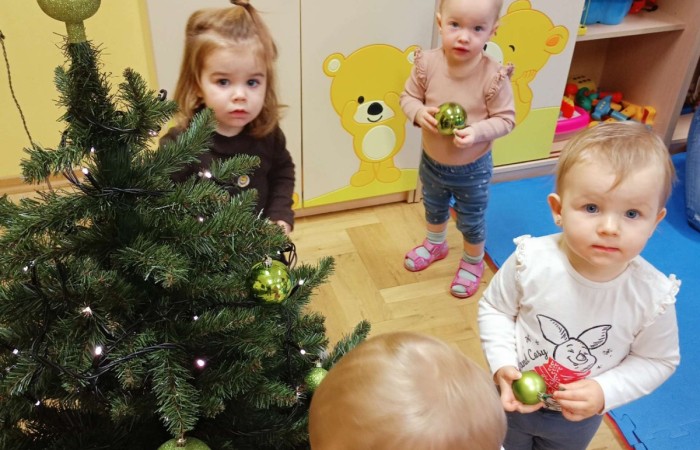 Wspólne ubieranie choinki