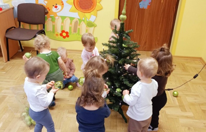 Wspólne ubieranie choinki