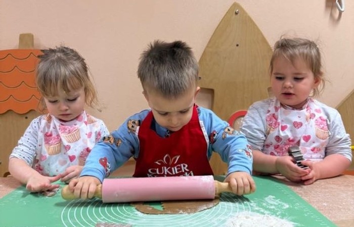 Misie ozdabiają świąteczne pierniki