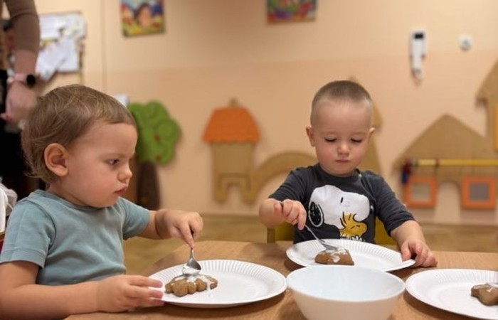 Misie ozdabiają świąteczne pierniki