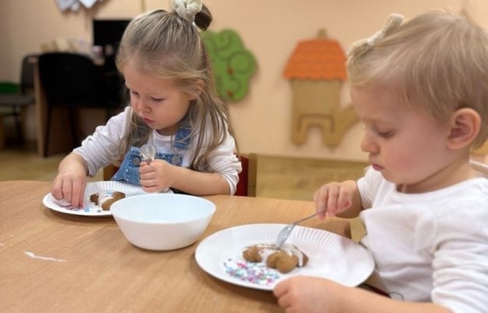 Misie ozdabiają świąteczne pierniki