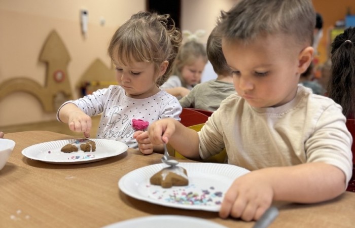 Misie ozdabiają świąteczne pierniki