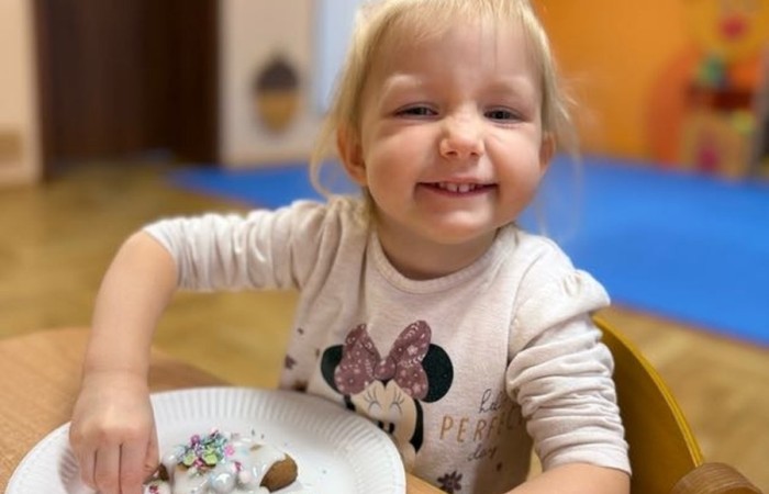 Misie ozdabiają świąteczne pierniki